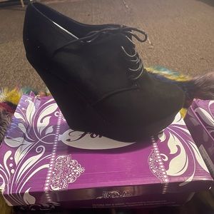 Black platform bootie size 8.5